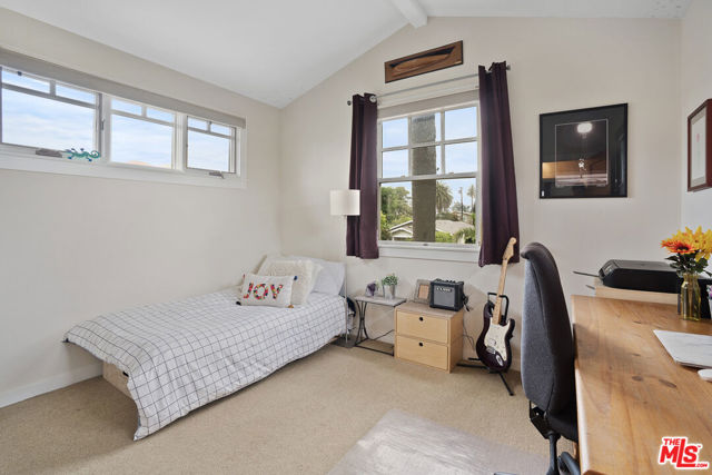 2439 Glyndon Avenue, Venice CA: https://media.crmls.org/mediaz/37168078-b931-4f0d-b074-67974940775e.jpg