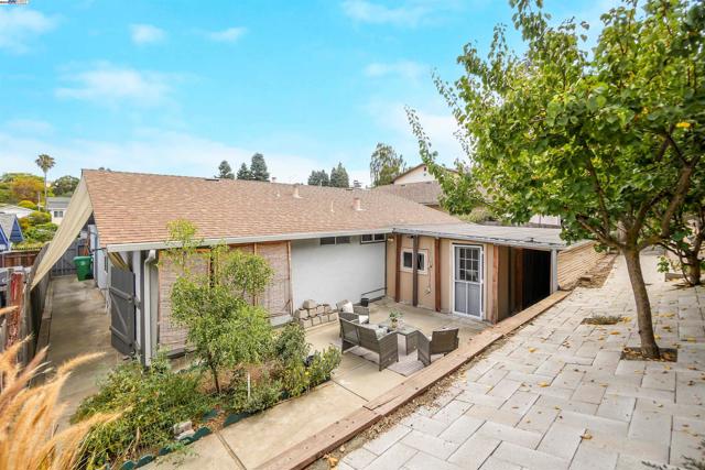 22633 Mossy Rock Drive, Hayward CA: https://media.crmls.org/mediaz/37181342-89ae-4cdd-bbb3-4219116201b9.jpg