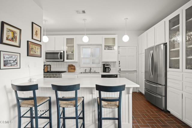 3541 Ocean Drive, Oxnard CA: https://media.crmls.org/mediaz/37186073-1249-42f3-a2f6-3b59a86e6e42.jpg