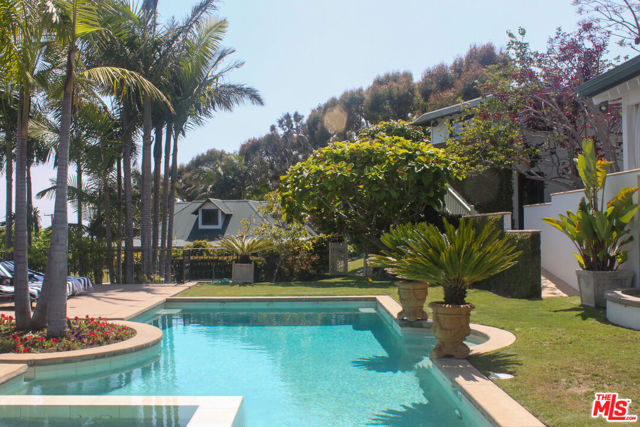 26799 Pacific Coast Highway, Malibu CA: https://media.crmls.org/mediaz/37188ea0-4449-4fca-a371-91c8339f4192.jpg