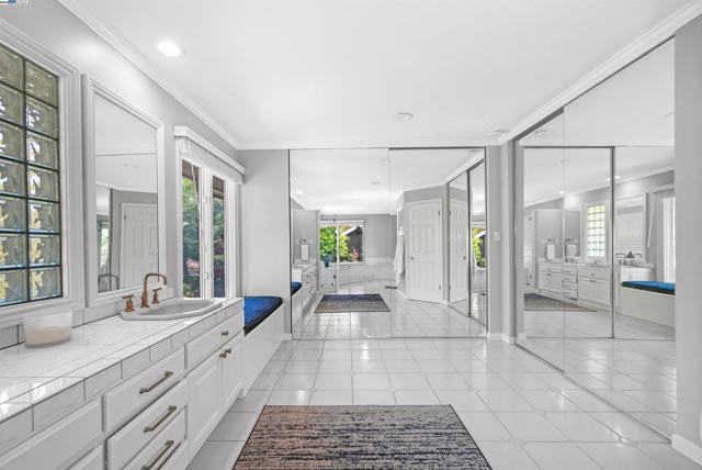 8700 Oak Tree Ln, Castro Valley CA: https://media.crmls.org/mediaz/371a079f-c78b-46fd-a398-91556253a0ed.jpg