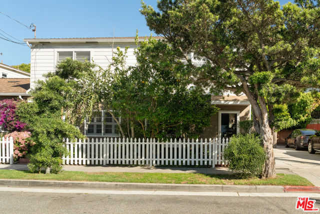 420 Pacific Street, Santa Monica CA: https://media.crmls.org/mediaz/371a3ecb-63cb-413c-91c2-258e4b93eccb.jpg
