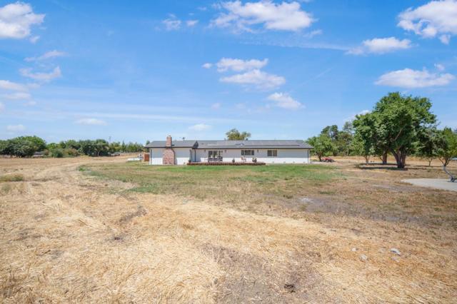 461 Morada Lane, Hollister CA: https://media.crmls.org/mediaz/371a4b09-94c9-4c80-80b5-54bdc829afe7.jpg
