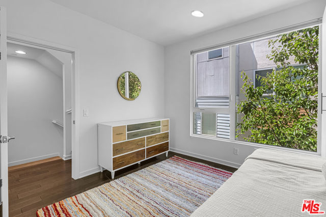5633 Observation Lane, Los Angeles CA: https://media.crmls.org/mediaz/371ab497-af68-405c-bfbc-74c85004e301.jpg
