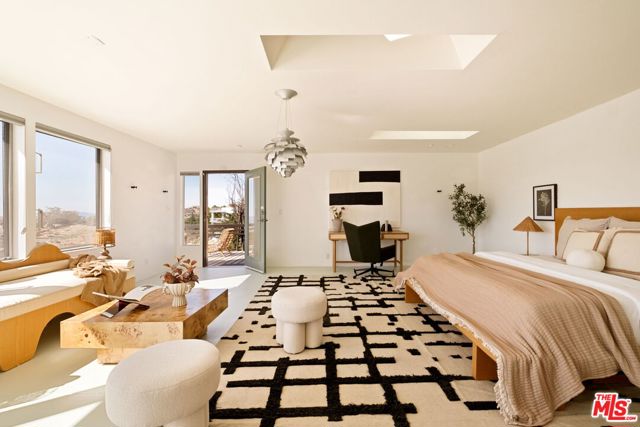 7401 Studio Road, Canoga Park CA: https://media.crmls.org/mediaz/371bb755-bea5-421f-b5ef-37fb28a0b35d.jpg