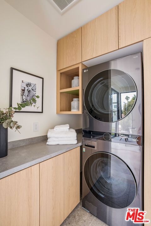 927 1/2 Hilldale Avenue, West Hollywood CA: https://media.crmls.org/mediaz/371bd728-2e91-46d0-a1f0-263ea448be25.jpg