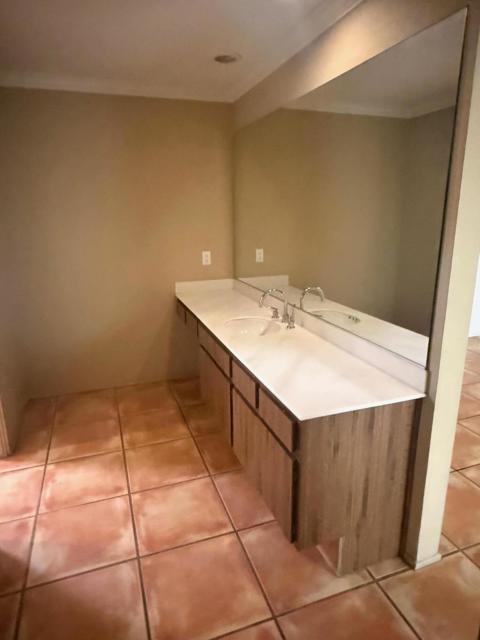 1665 S La Reina Way, Palm Springs CA: https://media.crmls.org/mediaz/371cf969-f0a7-45a1-8e32-89b62fc9ccaa.jpg