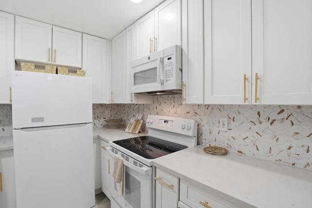 Detail Gallery Image 4 of 9 For 6350 Genesee Ave #107,  San Diego,  CA 92122 - 1 Beds | 1 Baths