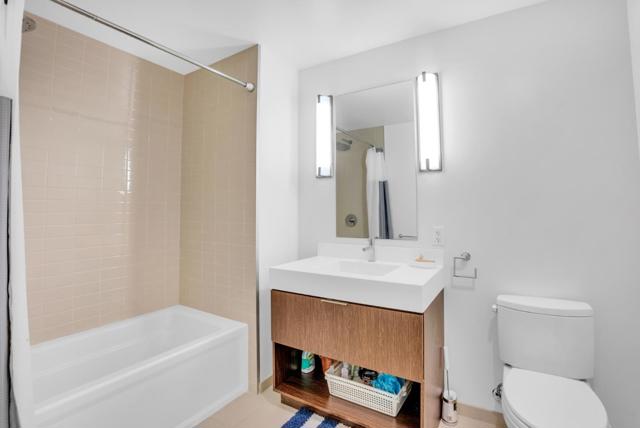 10 Innes Court, San Francisco CA: https://media.crmls.org/mediaz/371db19d-5441-45ee-9d9b-447911fdd8eb.jpg