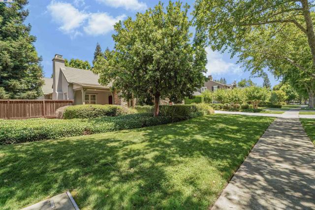 1993 Fairway Oaks Dr, Ripon CA: https://media.crmls.org/mediaz/371e4598-df2d-4ef0-90d6-4ffe5931eb25.jpg