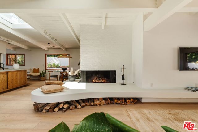 2145 Sunset Crest Drive, Los Angeles CA: https://media.crmls.org/mediaz/371e7114-5c08-4071-a811-19797e7f3dc9.jpg