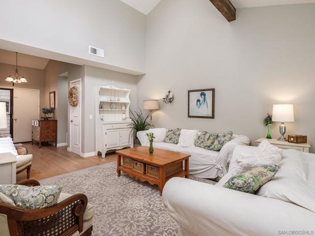 1833 Wintergreen Gln, Escondido CA: https://media.crmls.org/mediaz/371e7261-e20f-4cf5-be0b-d2f0461ed6ed.jpg