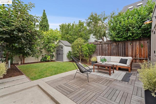 6232 Manoa St, Oakland CA: https://media.crmls.org/mediaz/371eb562-fc10-4b6e-a771-f5f5ded32000.jpg