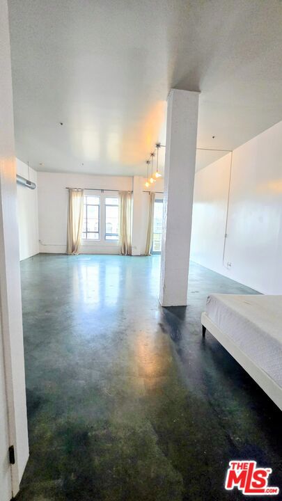 849 S Broadway, Los Angeles CA: https://media.crmls.org/mediaz/371ee42b-cbf0-4b5c-bdc4-c5861994cc27.jpg