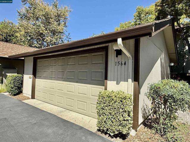 1564 Candelero Drive, Walnut Creek CA: https://media.crmls.org/mediaz/371f0ee9-c52a-41f3-ace5-e59052ba00ed.jpg