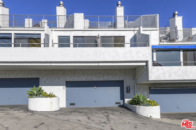 736 Gould Avenue, Hermosa Beach, California 90254, 3 Bedrooms Bedrooms, ,2 BathroomsBathrooms,Condominium,For Sale,Gould,24458361