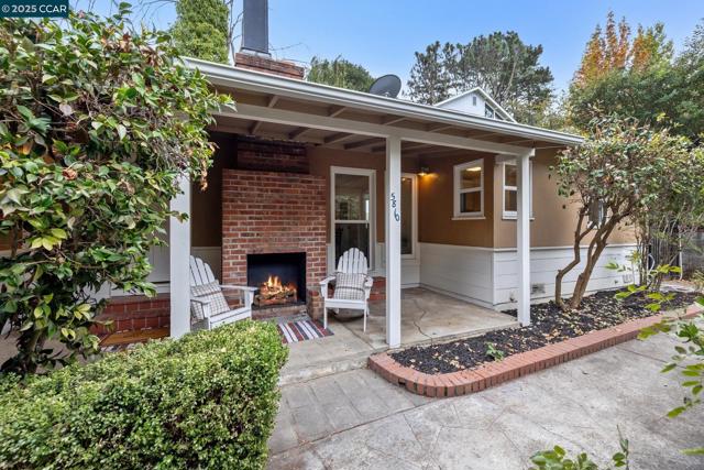 5810 Estates Dr, Oakland CA: https://media.crmls.org/mediaz/3720375f-25b0-4d56-91aa-b4fcc15ccbf2.jpg