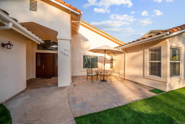 15425 Vista Vicente Dr, San Diego CA: https://media.crmls.org/mediaz/37209645-6d56-4990-91e0-6c040334e5cf.jpg