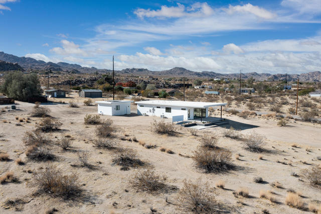 66050 Cottonwood Drive, Joshua Tree CA: https://media.crmls.org/mediaz/3720ae38-53cf-46b5-976e-f7f4a839f53d.jpg