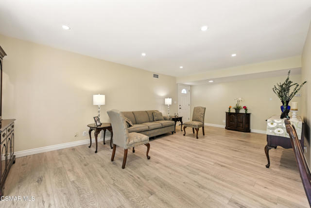 2063 Woodglen Street, Simi Valley CA: https://media.crmls.org/mediaz/37216f1b-8342-481c-a545-d4ef28725e0c.jpg