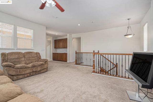 140 Ridge Crest Ct, Oakley CA: https://media.crmls.org/mediaz/37223336-2c40-4eff-8f4b-6402e1915291.jpg