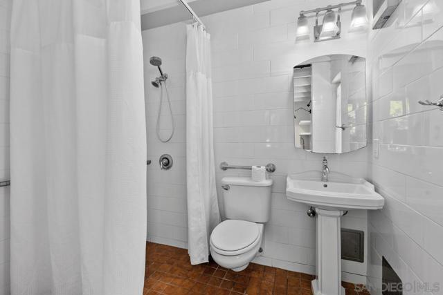 7728 Ludington Pl, La Jolla CA: https://media.crmls.org/mediaz/37236d72-f1c2-488e-9f7a-621c26921785.jpg