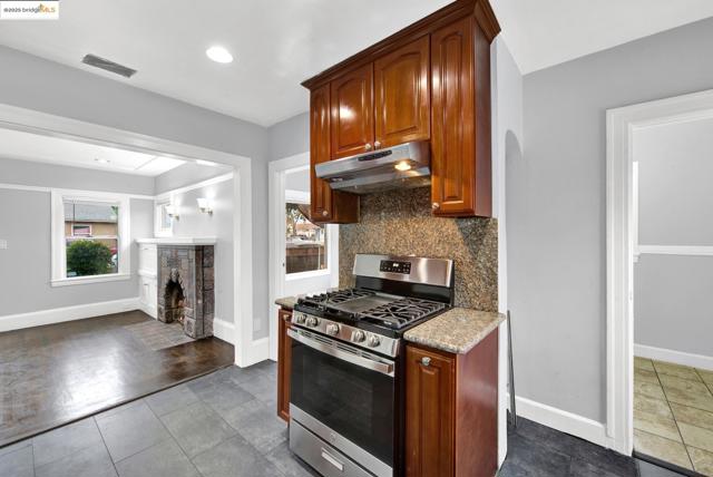 1009 106Th Ave, Oakland CA: https://media.crmls.org/mediaz/3723d0b8-cde3-44f4-8e55-a3e970832db9.jpg