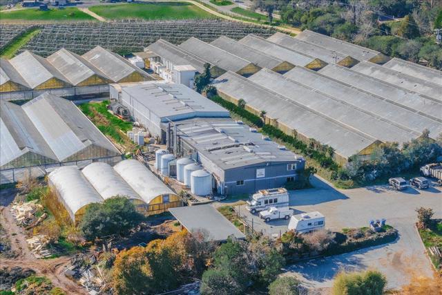 371 Calabasas Road, Watsonville CA: https://media.crmls.org/mediaz/3723fd51-9c31-45ec-ba73-1a718138a2df.jpg