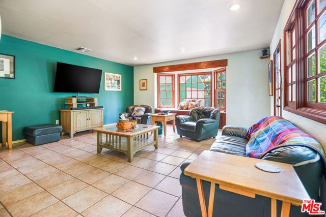 3007 W Clark Avenue, Burbank CA: https://media.crmls.org/mediaz/37240a4a-6c18-4330-b75b-1a1c75f05bb7.jpg