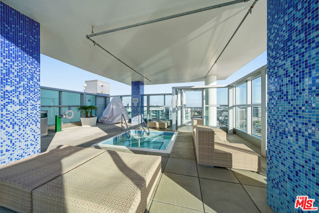 13700 Marina Pointe Drive, Marina del Rey CA: https://media.crmls.org/mediaz/3724704d-8854-4d79-b044-1e84825c9f50.jpg