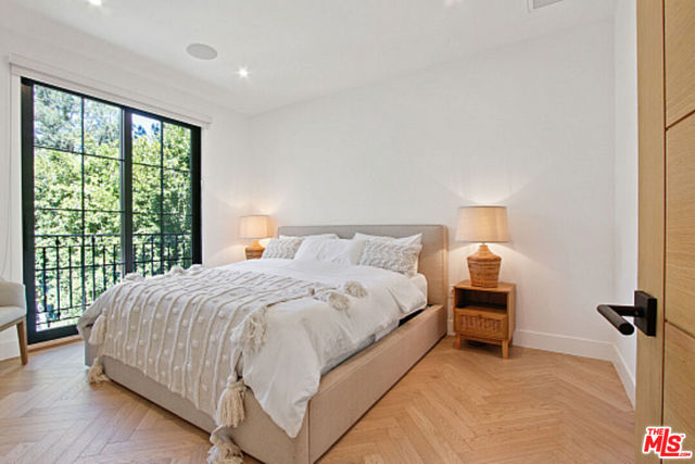 9451 Sunset Boulevard, Beverly Hills CA: https://media.crmls.org/mediaz/3724b013-afea-4af1-9b23-9eb15e64ea01.jpg