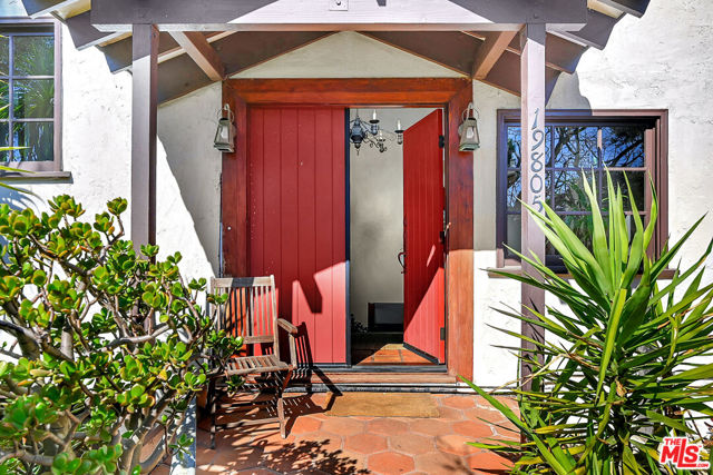 19805 Valley View Drive, Topanga CA: https://media.crmls.org/mediaz/3724b91a-47be-403f-abf4-29cb3f204823.jpg