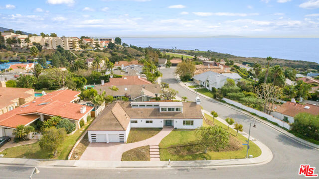 3536 Malibu Country Drive, Malibu CA: https://media.crmls.org/mediaz/372562fb-5bbb-407a-9057-b7464e365bd1.jpg