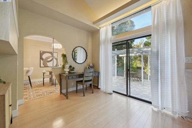 108 Kingswood Cir, Danville CA: https://media.crmls.org/mediaz/37258b69-13ec-4ba5-9602-eaea23506df1.jpg