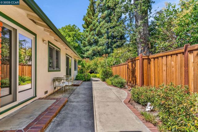 2032 Vanderslice Ave, Walnut Creek CA: https://media.crmls.org/mediaz/37263494-5954-45cf-95e3-c126c50581b5.jpg