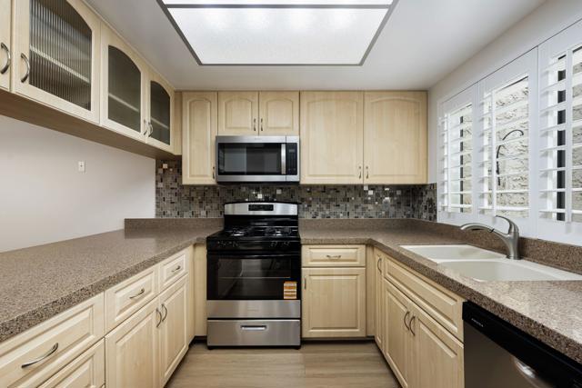 47 Portola Drive, Palm Springs CA: https://media.crmls.org/mediaz/3726845a-babe-4dac-8bc6-1c7ec156ca36.jpg