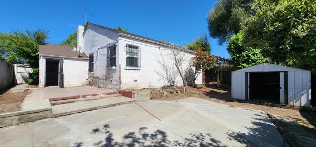 300 Catron Drive, Oakland CA: https://media.crmls.org/mediaz/3727707c-08bf-4a05-bae5-110bc3b6fd42.jpg