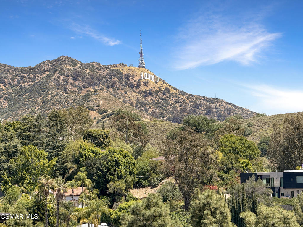 https://media.crmls.org/mediaz/3729e43f-91d1-4cd0-bc4c-fdc5595f47f7.jpg?preset=X-Large