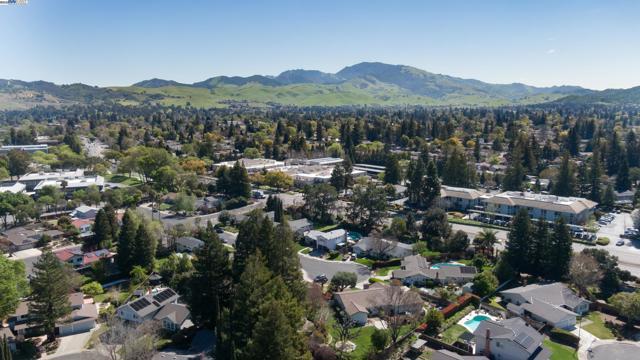 310 Trestle Glen Ct, Walnut Creek CA: https://media.crmls.org/mediaz/372a35df-44f5-4ea5-950e-b8da226614fd.jpg