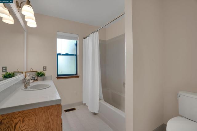 1027 W Arlington Way, Martinez CA: https://media.crmls.org/mediaz/372b1bd1-b1ef-4f64-aaf6-6047fcc2b45b.jpg