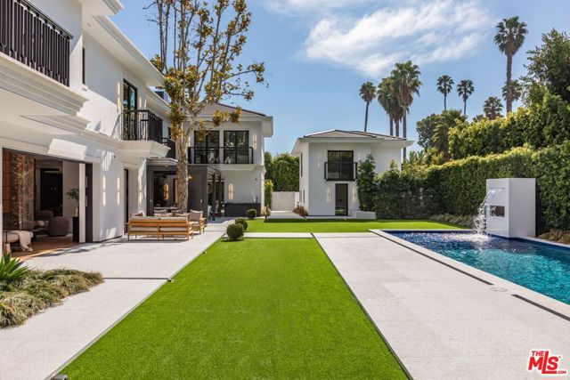 927 N Whittier Drive, Beverly Hills CA: https://media.crmls.org/mediaz/372b4a20-9508-4d80-81c4-0c514e1fe253.jpg