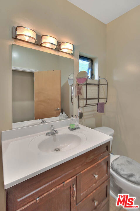 1821 S Sycamore Avenue, Los Angeles CA: https://media.crmls.org/mediaz/372c2cf1-ccb1-4216-b286-93b0bca67c49.jpg