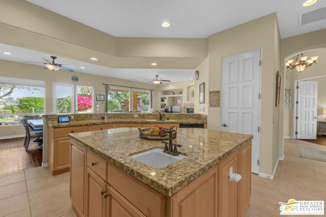 41728 Via Treviso, Palm Desert CA: https://media.crmls.org/mediaz/372cba48-ce32-4bce-b083-8d9803e4556e.jpg