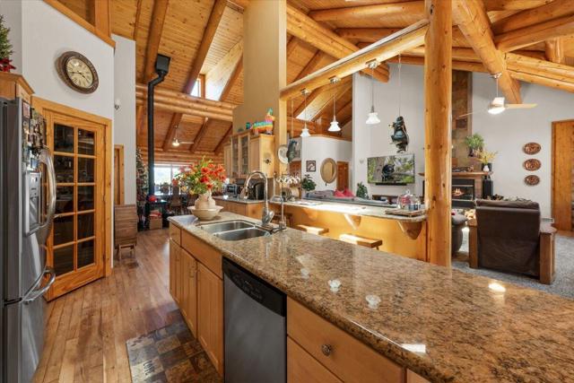 1925 Baldwin Lake Road, Big Bear CA: https://media.crmls.org/mediaz/372de820-bd15-40a8-8e60-522bfd850b27.jpg