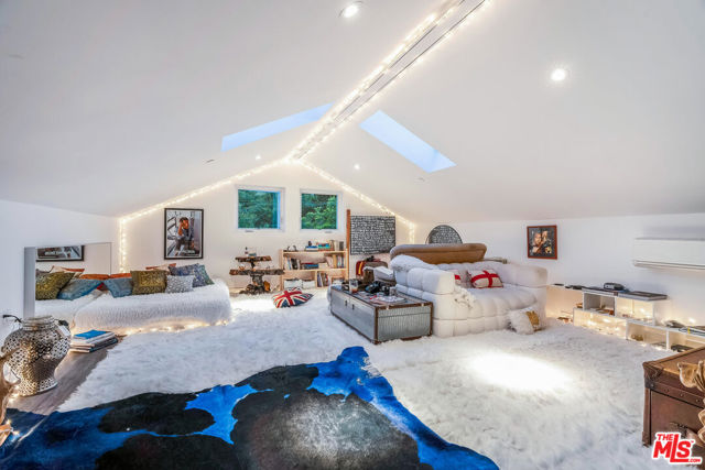 2515 Lincoln Boulevard, Venice CA: https://media.crmls.org/mediaz/372e6be8-6453-46eb-9fa6-1d71d2fa75a7.jpg