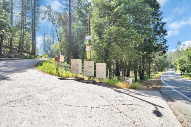 13567 Raccoon Mountain Rd, Grass Valley CA: https://media.crmls.org/mediaz/372f05ec-89a5-49c6-94d7-f76cd4efb822.jpg