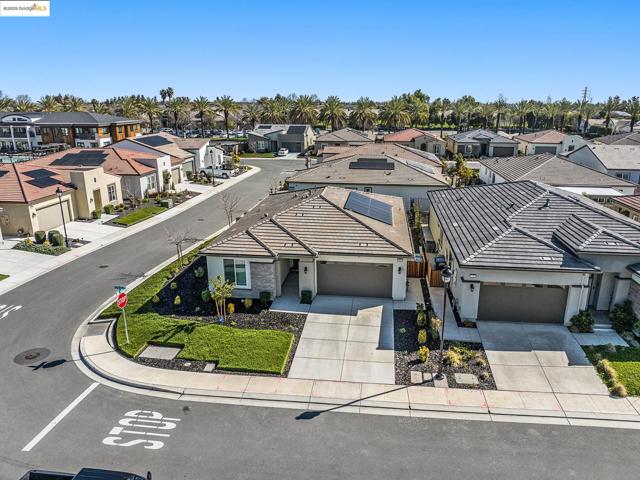 102 Coral St, Brentwood CA: https://media.crmls.org/mediaz/372f5179-48c2-4a03-9f19-5265e2435115.jpg