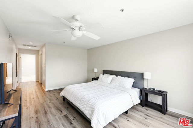 1211 S Shenandoah Street, Los Angeles CA: https://media.crmls.org/mediaz/372f8785-7c09-4f7c-9653-515ad37a62a0.jpg