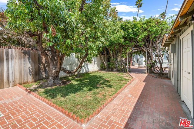 839 Milwood Avenue, Venice CA: https://media.crmls.org/mediaz/372fb728-0471-40ef-9086-5f2de8fe6da2.jpg