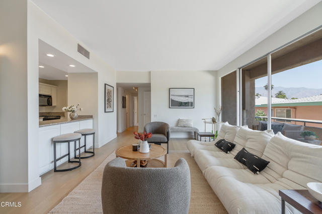 960 San Pasqual Street, Pasadena CA: https://media.crmls.org/mediaz/373073d7-e690-4c4b-aa49-6c6e309aec6f.jpg